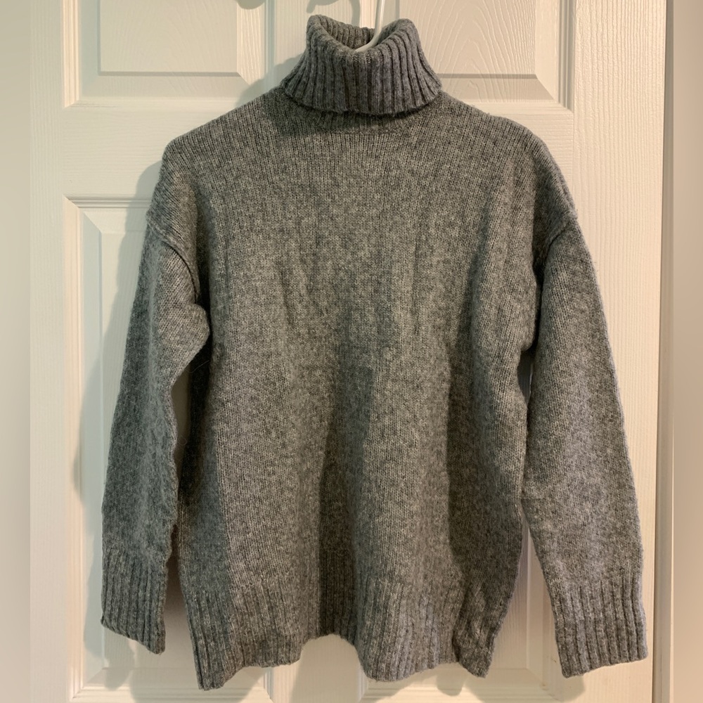 H&M gray turtleneck sweater
